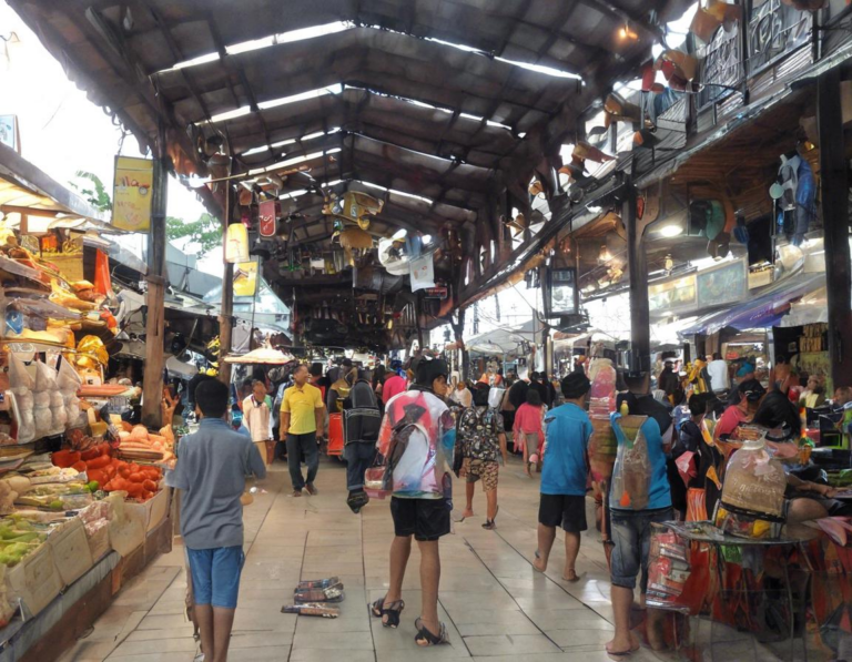 1. Malioboro: Pusat Perbelanjaan dan Kuliner