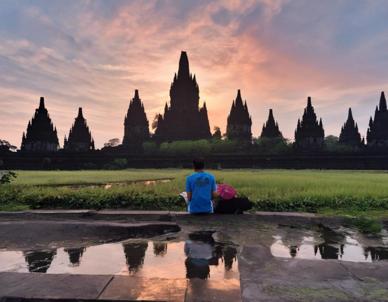 Menikmati Keindahan Sunrise di Candi Prambanan